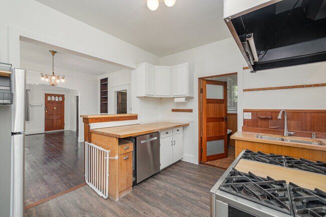 Building Photo - 4406 6th Ave NW