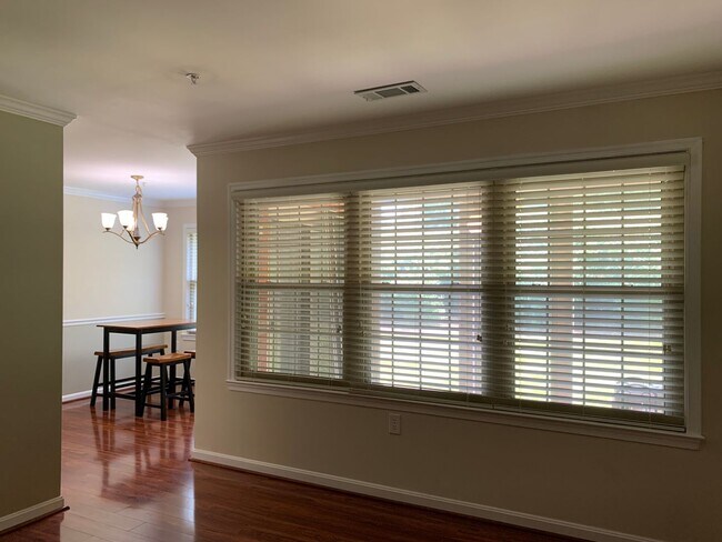 Building Photo - Spacious and Private Condo in The Oaks at ...