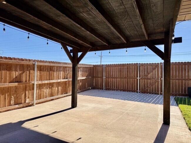 Building Photo - House For Rent