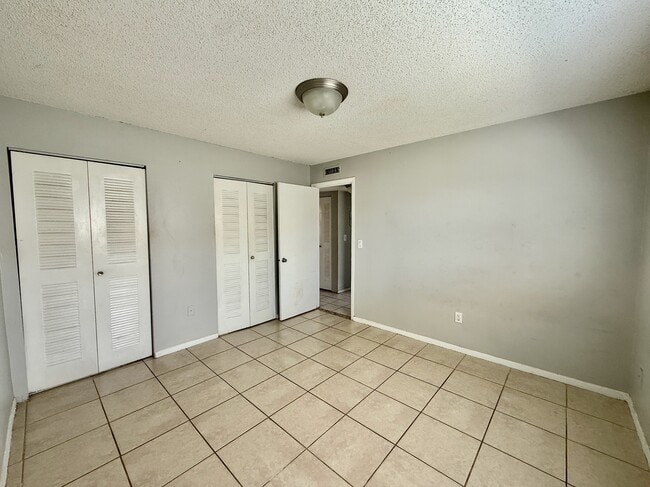 Building Photo - 723 Michigan Ct