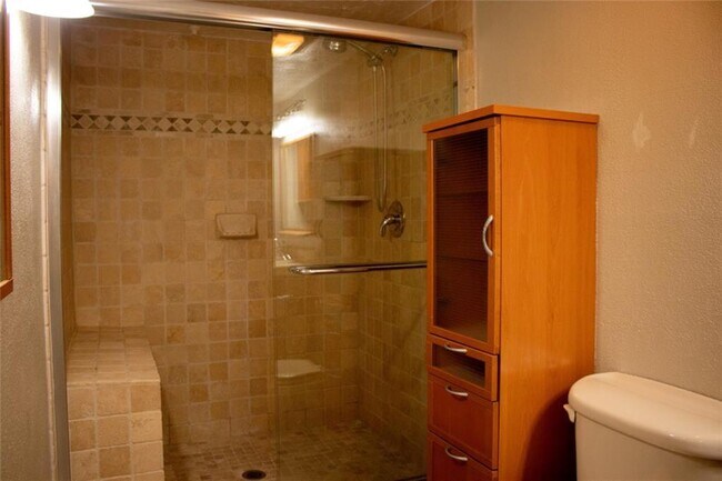 Building Photo - 10855 Meadowglen Ln