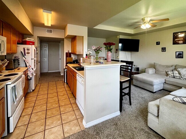 Building Photo - 3/2 unit with beautiful water view becoming available July 1st for an annual lease