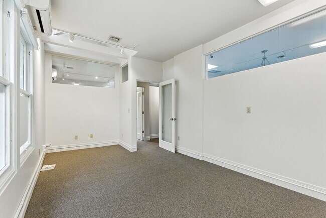 Building Photo - 906 NW 23rd Ave
