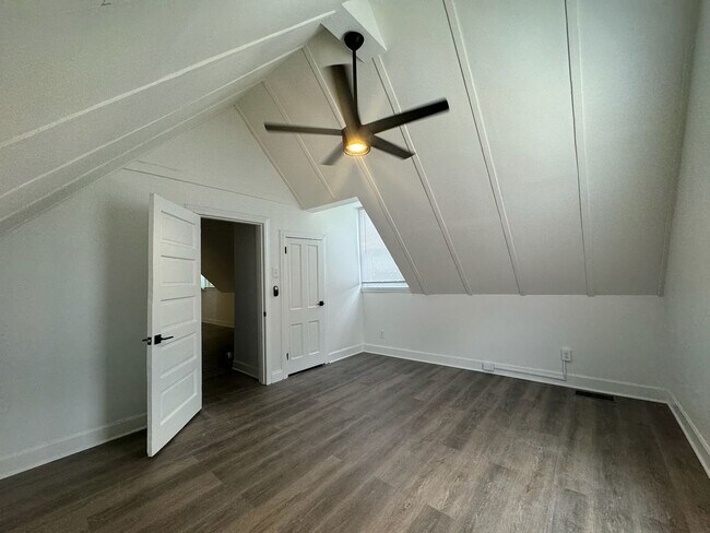 Building Photo - 7 Bed/3 Bath Mins. from UC Campus $750/pp ...