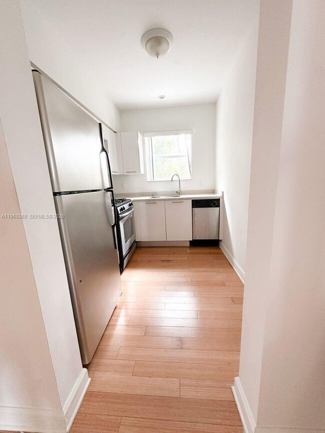 Building Photo - 8000 NE Bayshore Ct