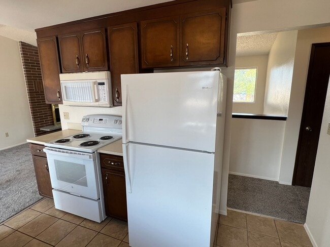 Building Photo - Super Clean Split Level Home with Huge Yard!