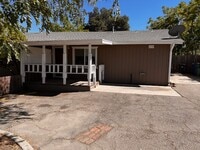 Building Photo - 2 Bedroom, 1 Bath Duplex
