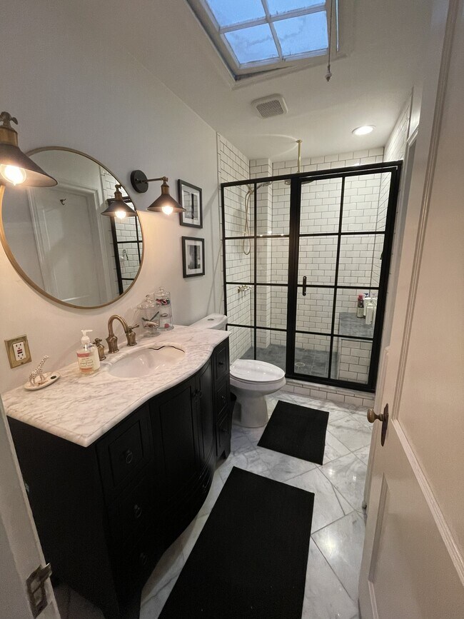 Building Photo - 1833 Burke St SE