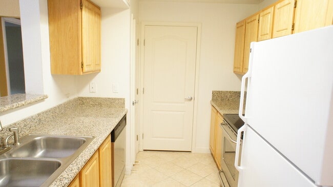 Building Photo - Stylish 1-Bedroom Condo with Community Amenities in Tuscan Villas