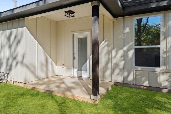 Building Photo - 150 Bandera Cir