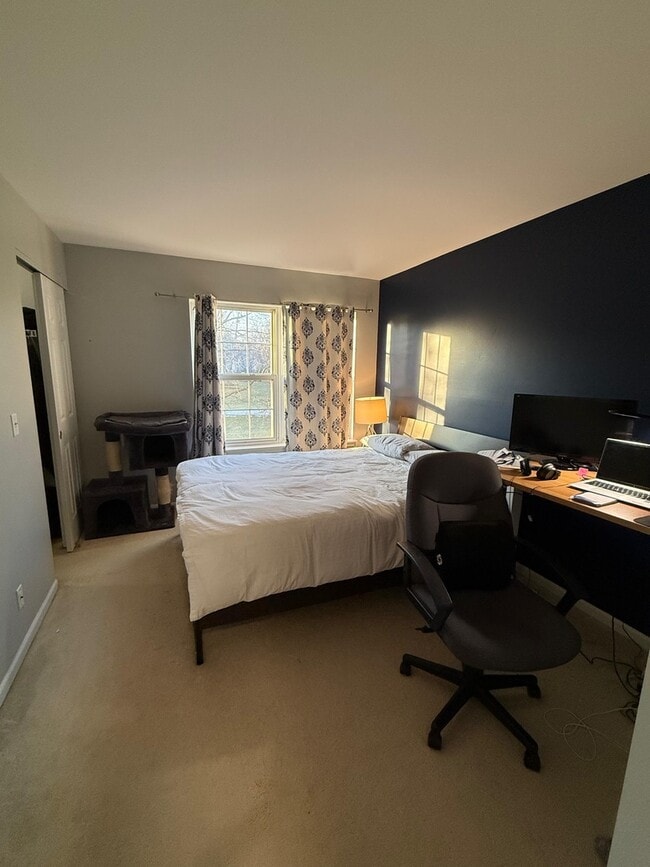 Building Photo - 160 Crescent Ln