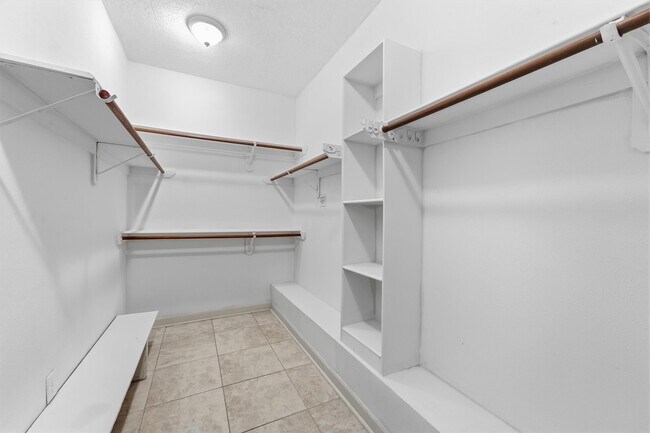 Building Photo - 818 Heather Park Ct