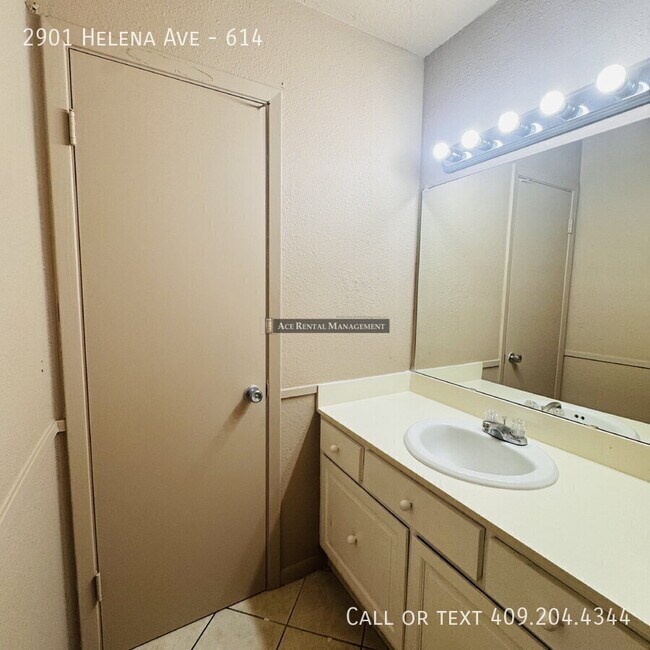 Building Photo - 2901 Helena Ave