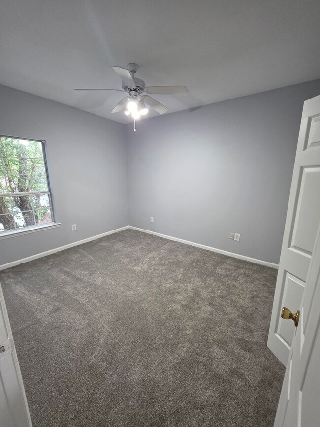 Building Photo - LEGENDS 3 Bedroom