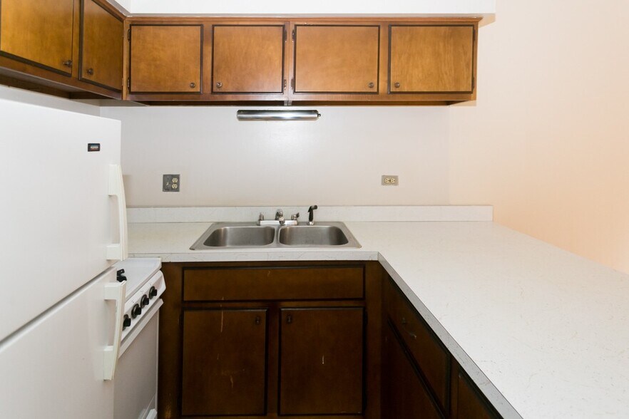 Building Photo - 675 W Wrightwood Ave