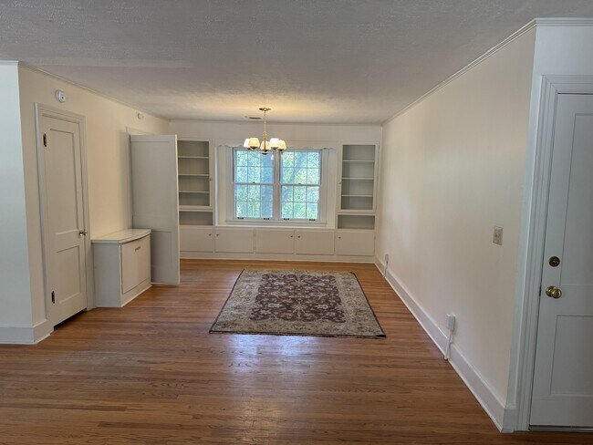 Building Photo - 527 College Hill Rd