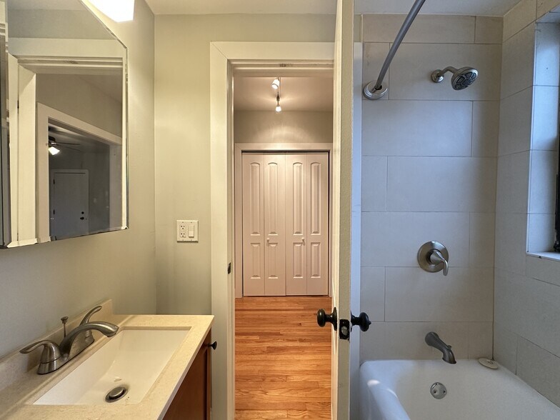 Building Photo - 618 W Patterson Ave