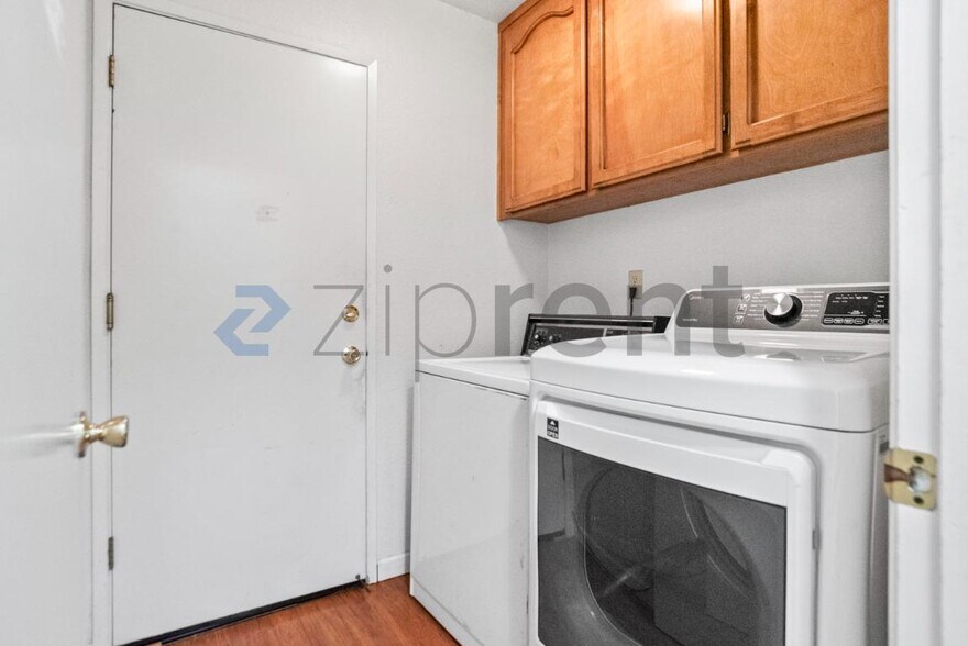 Building Photo - Unit
