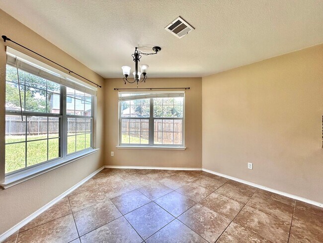 Building Photo - Spacious 4/BR 2.5/BA Home with Large Fence...
