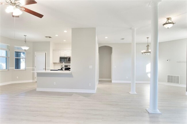 Building Photo - 2560 Tall Maple Loop