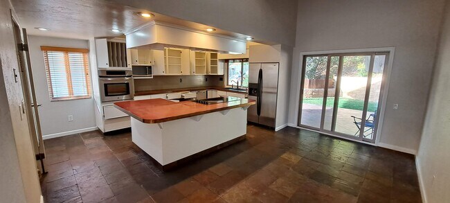 Extra large kitchen with stainless steel appliances - 5966 Quiet Slope Dr