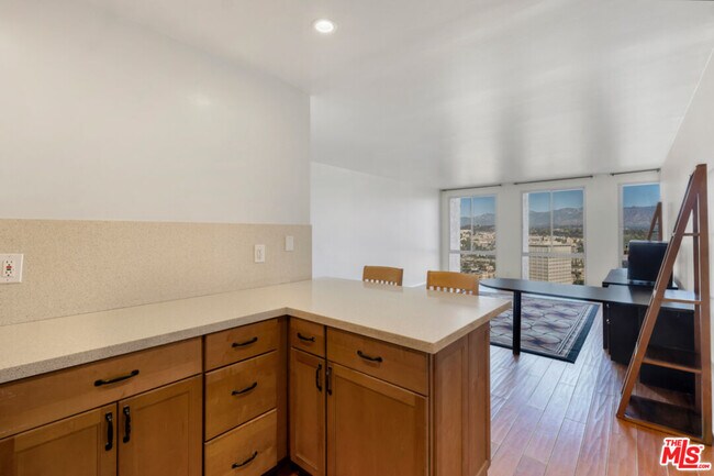 Building Photo - 800 W 1st St