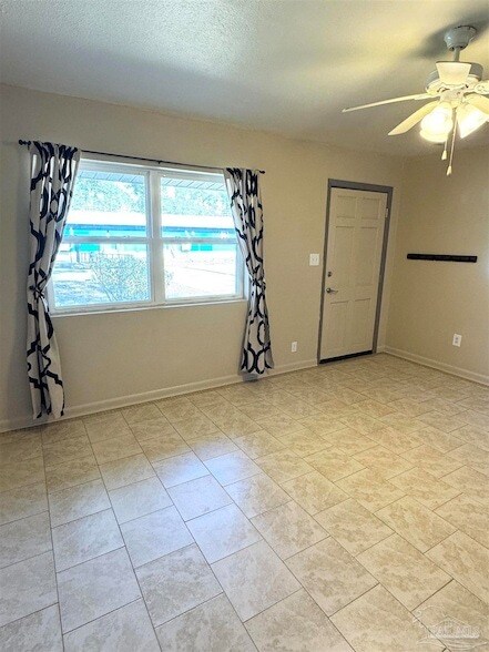 Building Photo - 1010 Hawthorn Dr