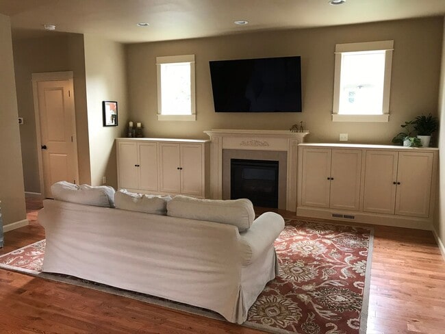 Building Photo - 4bed/3ba Old Portland style Home Nestled i...