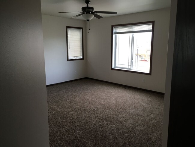 Building Photo - 3 Bed 3 Bath Single Family Townhome