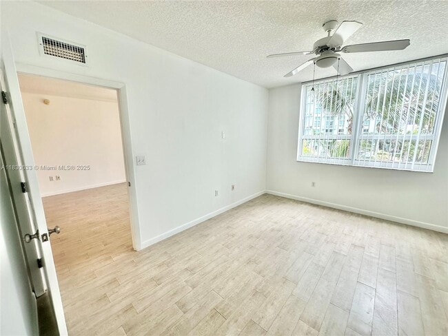 Building Photo - 2000 N Bayshore Dr