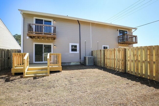 Building Photo - Updated Townhome w/GARAGE in BRANCHWOOD!