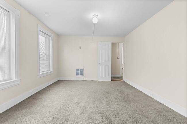 Building Photo - 1348 E 6th St