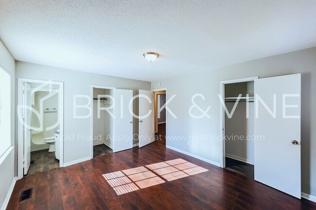 Building Photo - 3155 Sleepy Hollow Dr