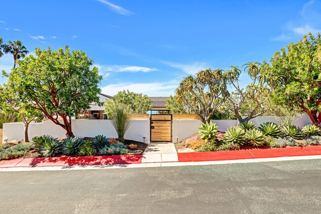 Building Photo - 4 S Vista De La Luna