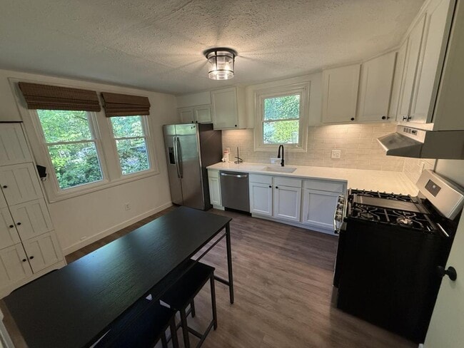 Building Photo - 2901 Lindsay Ave