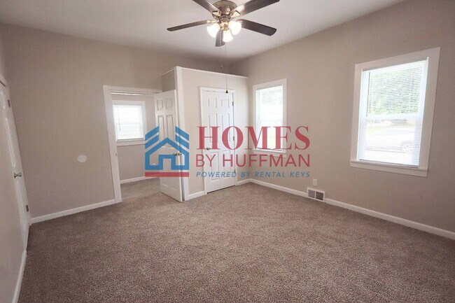 Building Photo - Two Bedroom House