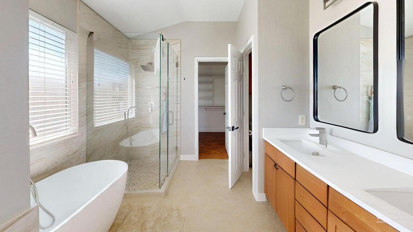 Building Photo - 2105 Huxley Ln