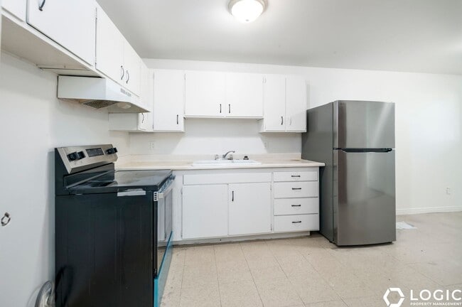 Building Photo - 1600 Ivy Cir