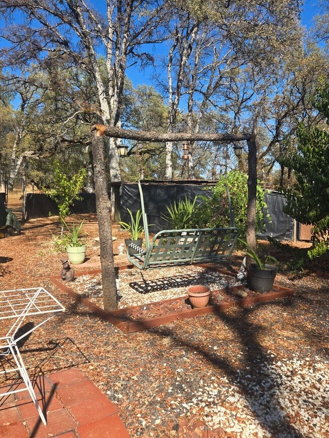 Building Photo - One Bedroom Cottage Available