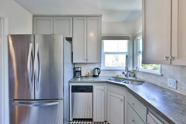 Building Photo - 3270 Cedar St