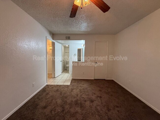 Building Photo - 533 W Guadalupe Rd