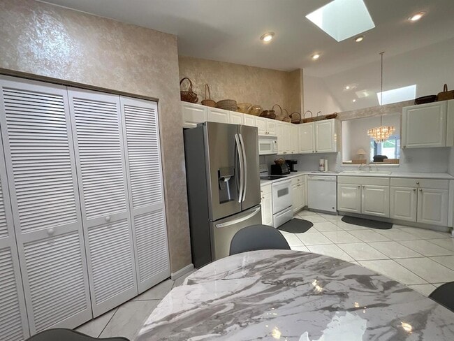 Building Photo - 5574 Royal Lake Cir