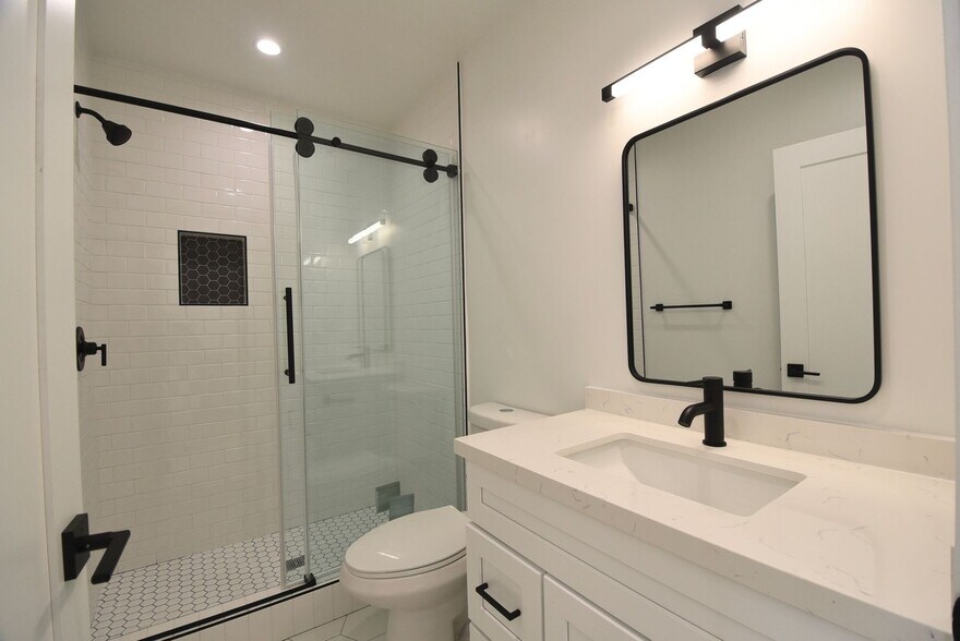 Building Photo - 10839 Moorpark St