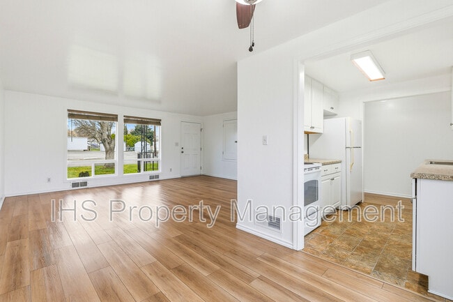 Building Photo - 1402 Potter Ave