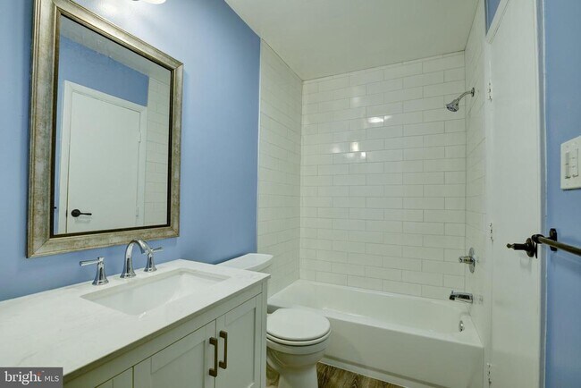 Building Photo - 5806 Royal Ridge Dr