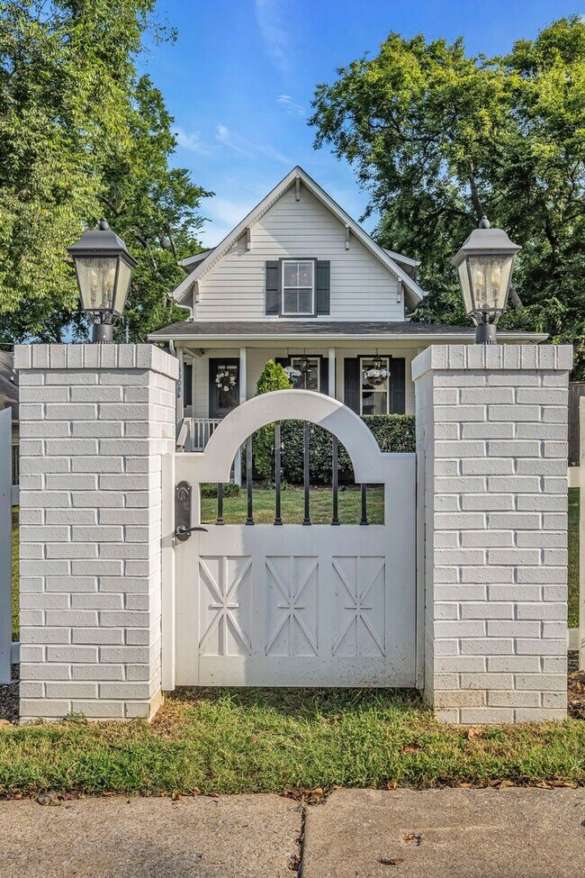 Building Photo - Great price for a huge house! CHARMING Sylvan Heights home 4 Bed 4 Bath. Beautiful private backya...