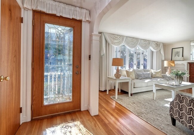 Building Photo - 33 Hillcrest Rd