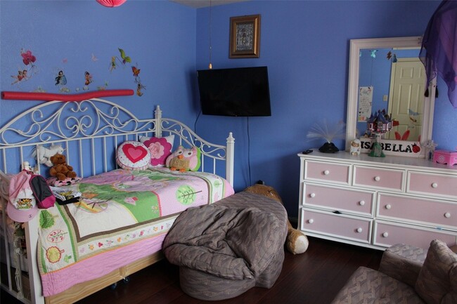 Building Photo - 7063 River Garden Dr