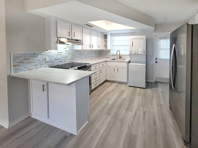 Building Photo - 442 77th Ave N