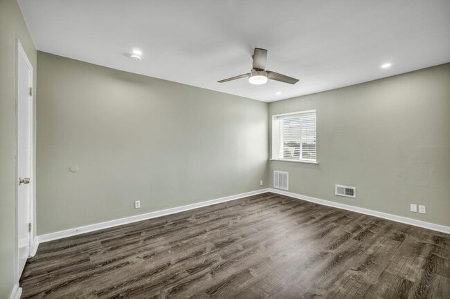 Building Photo - 2808 Skyway Cir